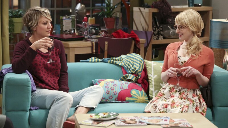L-R: Penny (Kaley Cuoco), Bernadette (Melissa Rauch) – Bild: MAX Hungary