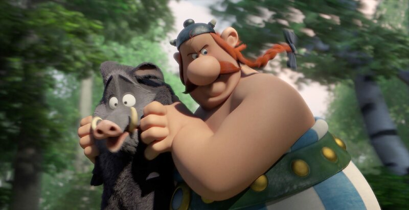 „Asterix im Land der Götter“, Die unbesiegbare Macht Roms hat ganze Kontinente einverleibt – nur das kleine gallische Dorf von Asterix und Obelix leistet noch als letztes Widerstand. Julius Caesar verfolgt einen perfiden Plan, um es endgültig in die Knie zu zwingen. Eine Trabantenstadt für wohlhabende Römer soll rundum im Wald errichtet werden, das Dorf zum Vorort verkommen. Tatsächlich lassen sich die Gallier vom Luxusleben im ‚Land der Götter‘ verführen. Caesar hat die Rechnung allerdings ohne Asterix, Obelix und den Zaubertrank gemacht. – Bild: RTL /​ 2014 M6 STUDIO  BELVISION  M6 FILMS  SNC  LES ÉDITIONS ALBERT RENÉ  GOSCINNY-UDERZO