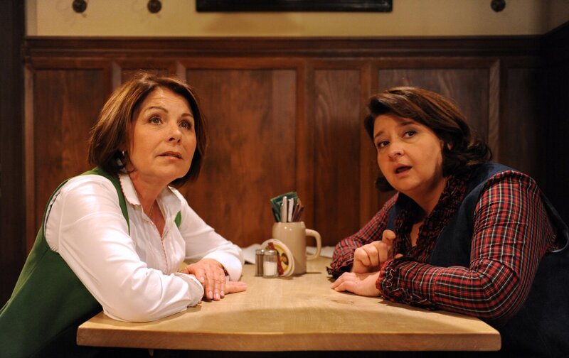 Rosi und Moni haben dieselbe Melodie im Kopf. Von links: Rosi Brunner (Brigitte Walbrun) und Monika Vogl (Christine Reimer). – Bild: BR/​Marco Orlando Pichler