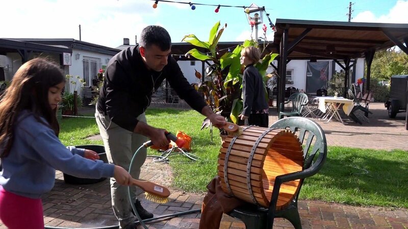 In der Bauernstube herrscht Saftchaos! Späti-Besitzer Mehmet zeigt seiner 9-jährigen Tochter Delila zum ersten Mal, wie man seinen eigenen Saft herstellen kann. – Bild: RTLZWEI