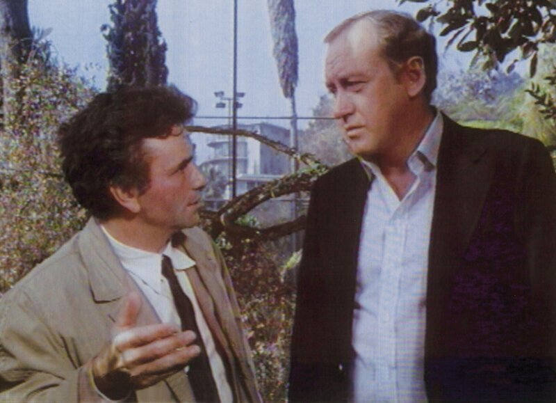 Dr. Eric Masons (Nicol Williamson, re.) Dobermänner haben seinen besten Freund Charly getötet. Lt. Columbo (Peter Falk) ermittelt in dieser Sache. – Bild: RTL