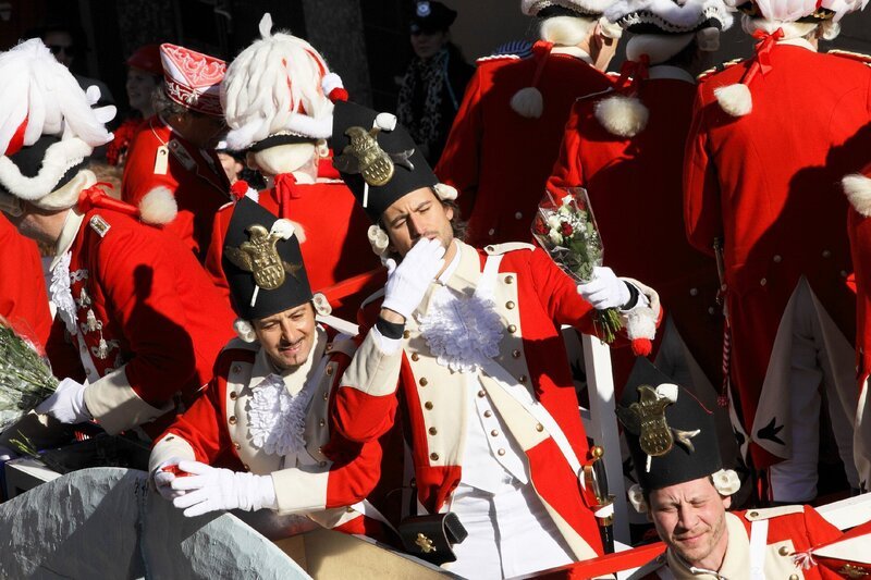 Semir (Erdogan Atalay, vorne l.) und Ben (Tom Beck, M.) dürfen auf einem Wagen der „Roten Funken“ im Kölner Rosenmontagszug mitfahren. – Bild: RTL /​ Guido Engels