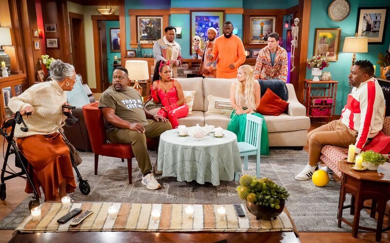 (hinten v.l.n.r.) Marty Butler (Marcel Spears); Trey (Malik S.); Malcolm Butler (Sheaun McKinney); Dave Johnson (Max Greenfield); (vorne v.l.n.r.) Miss Kim (Sloan Robinson); Calvin Butler (Cedric the Entertainer); Tina Butler (Tichina Arnold); Gemma Johnson (Beth Behrs); Randall (Sean Larkins) – Bild: CBS Broadcasting Inc. /​ Monty Brinton