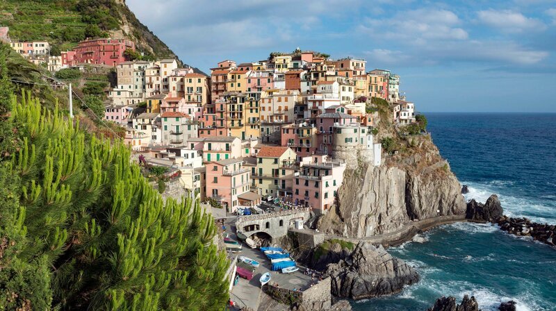 Voller Touristen, aber wunderschön, ist es in den „Cinque Terre“, den „Fünf Dörfern“ an Liguriens Steilküste. Zu erreichen ist das UNESCO-Weltkulturerbe am besten per Bahn oder Schiff, zu Fuß – oder mit der Vespa. – Bild: WDR/​vario images