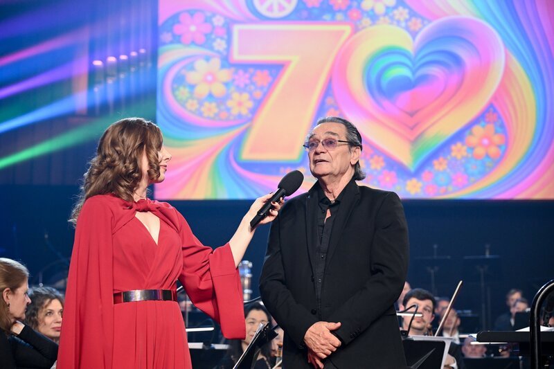 Teresa Vogl mit Dirigent Christian Kolonovits. – Bild: ORF/​Hans Leitner