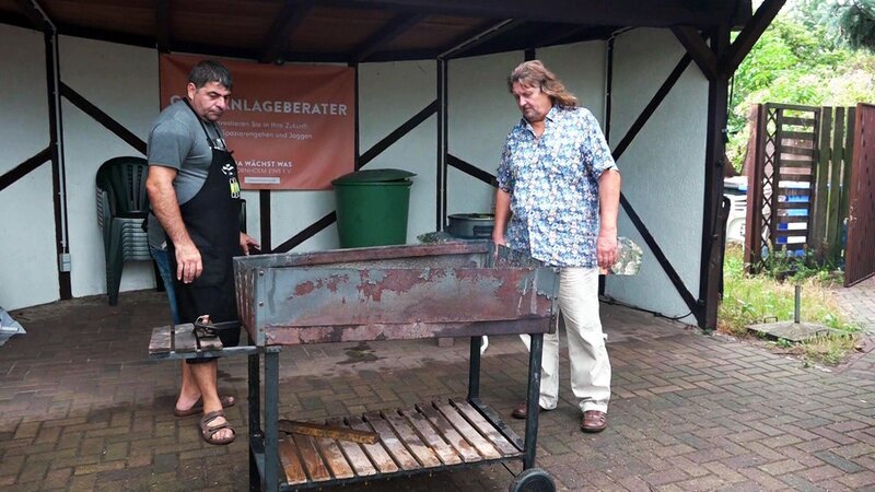 Holger (re.) braucht einen neuen Grill. – Bild: RTLZWEI