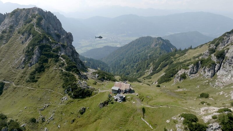 Hubschrauberlieferung zum Admonter Haus in den Ennstaler Alpen. – Bild: ORF/​Pop Up TV
