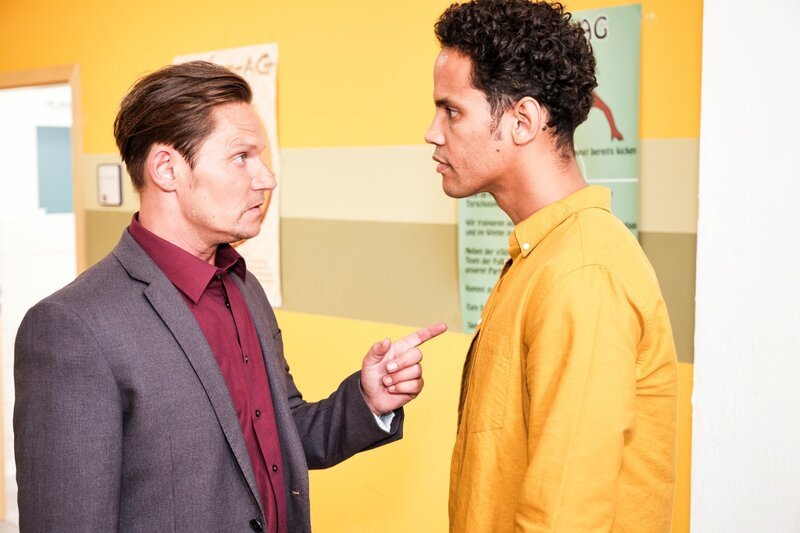 Simon (Roberto Thoenelt, l.) droht Steve (Stephen Appleton), Melli nicht weiter zu betrügen. – Bild: RTL