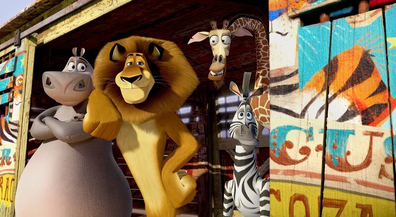 V.l.: Gloria, Alex, Melman und Marty fühlen sich in der afrikanischen Wildnis nun doch nicht so wohl. Sie schlüpfen bei einem Wanderzirkus unter und reisen so nach Europa. – Bild: RTL