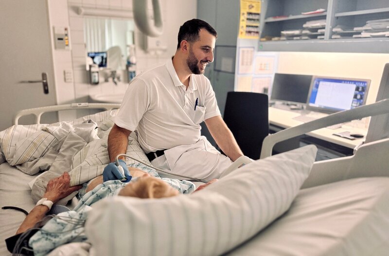 Der Internist Mohamed Cherbagi stammt aus Syrien. Seit 2017 arbeitet er am Kreiskranhaus Freiberg in Sachsen. Ultraschalluntersuchungen gehören zu seinem Klinikalltag. – Bild: MDR/Jan Tenhaven Der Internist Mohamed Cherbagi stammt aus Syrien. Seit 2017 arbeitet er am Kreiskranhaus Freiberg in Sachsen. Ultraschalluntersuchungen gehören zu seinem Klinikalltag. – Bild: MDR/Jan Tenhaven