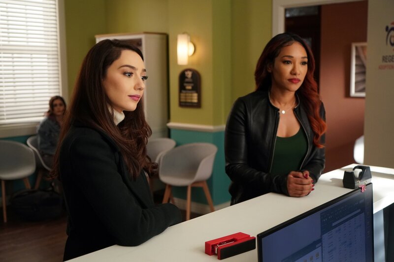 Sue Dearbon (Natalie Dreyfuss, l.); Iris West-Allen (Candice Patton, r.) – Bild: DC Comics /​ Warner Bros. Ent. Inc.