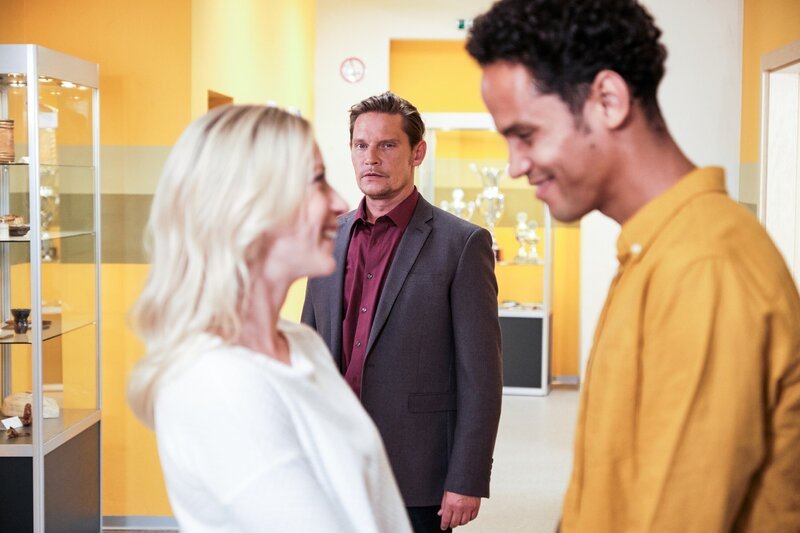Simon (Roberto Thoenelt) beobachtet, dass Steve (Stephen Appleton, r.) und Nicole (Anna Röser) sich näher gekommen sind. – Bild: RTL