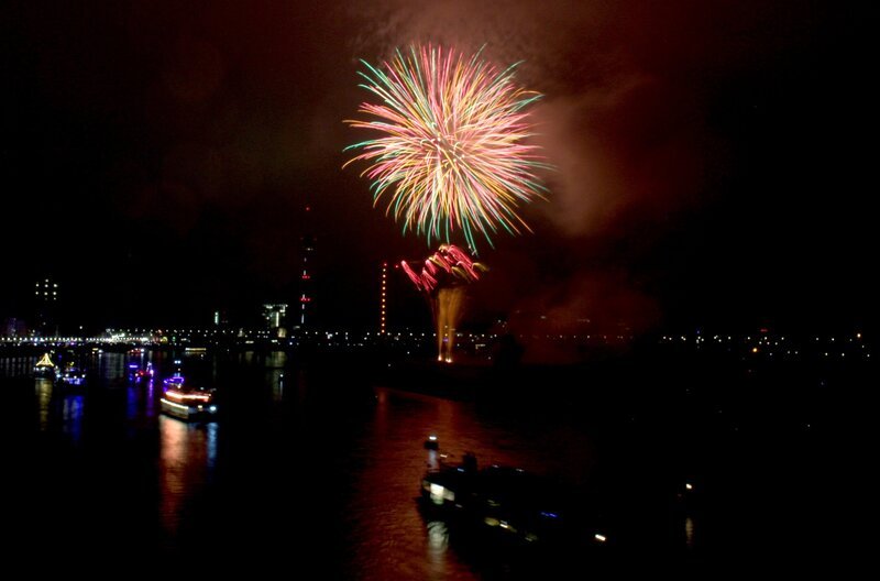 Der Japan-Tag verspricht ein abwechslungsreiches Programm. Höhepunkt ist das große handgemachte japanische Feuerwerk unter dem Motto: „What a wonderful world – Ein Feuerwerk voller Lebensfreude“. Japanisches Feuerwerk erhellt den Nachthimmel über dem Rhein beim Japan-Tag. – Bild: WDR/​dpa/​Volker Danisch