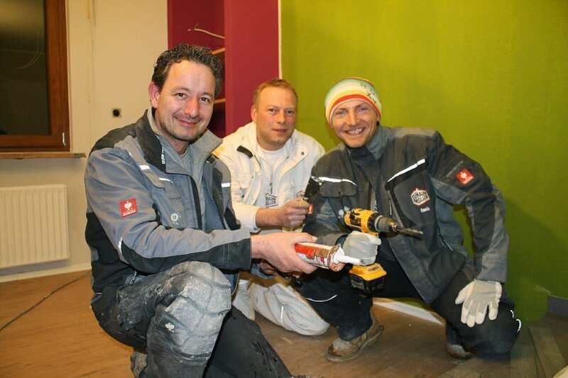 Fliesenleger Tom (li.), Maler Mike (Mitte) und Trockenbauer Danilo sind voller Optimismus was die Renovierung des Hauses betrifft – Bild: RTL II