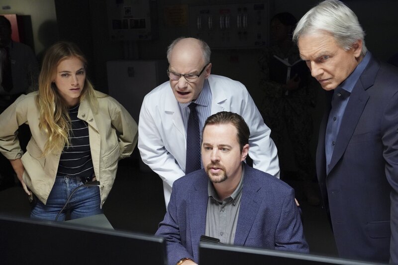 (v.l.n.r.) Ellie Bishop (Emily Wickersham); Dr. Farrel Emerson (Jim Meskimen); Timothy McGee (Sean Murray); Leroy Jethro Gibbs (Mark Harmon) – Bild: CBS Broadcasting, Inc. /​ Monty Brinton
