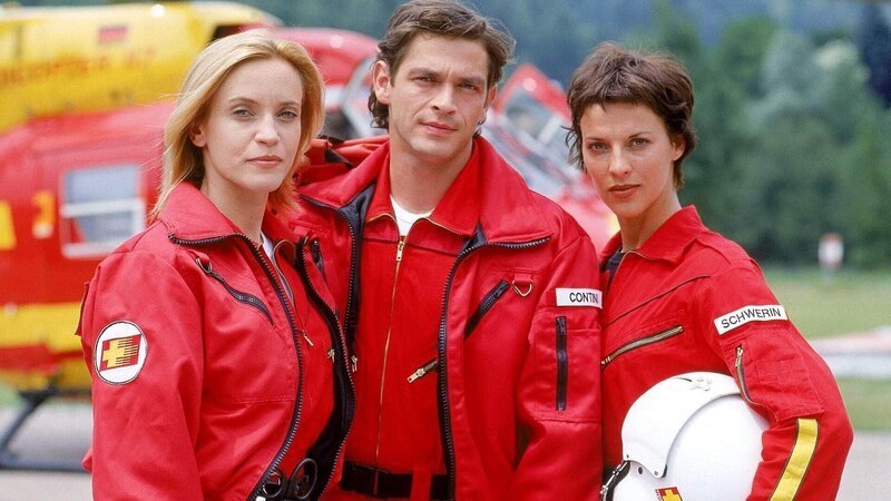 V.l.:  Dr. Karin Thaler (Roswitha Meyer), Sanitäter Enrico Contini (Tom Mikulla) und Pilotin Biggi Schwerin (Sabine Petzl) – Bild: RTL