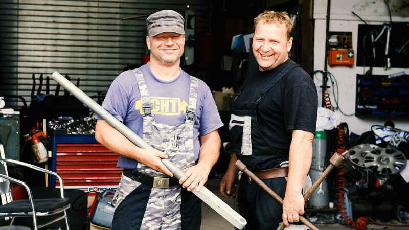 Axel Zörner (l.) und Michael Sroka lieben alte Autos. – Bild: TVNOW /​ Stefanie Schumache