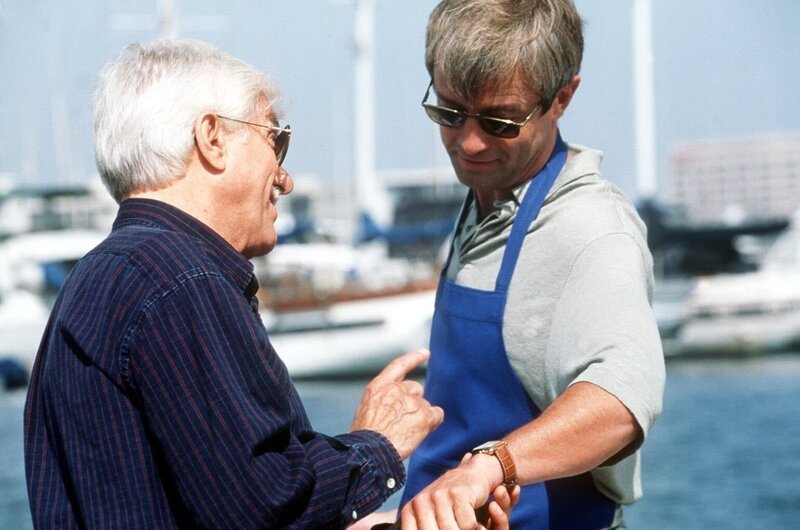 Mark (Dick Van Dyke, l.) bemerkt an David McReynolds (James Read, r.) Arm eine teure Uhr, die einige Kratzer am Armband aufweist, für die David nur eine sehr unbefriedigende Erklärung hat. – Bild: Sat.1 Gold