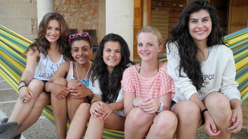 Mit Weya, Bianca, Louisa, Maja und Buse (v.l.) ziehen 5 Mädchen in „Die Mädchen-WG“ ein. Vier Wochen in einer Villa – Sonne, Strand, Meer und keine Erwachsenen, die alles kontrollieren! Aber auch kein Hotel Mama … – Bild: ZDF