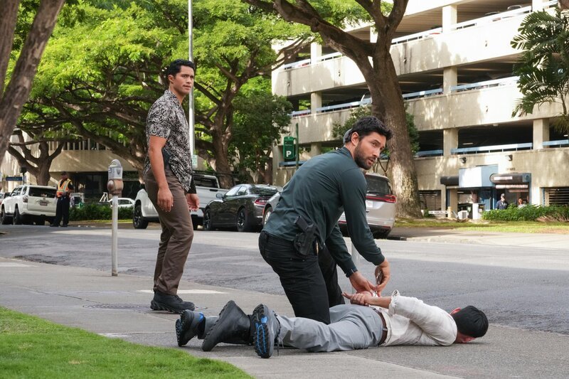 Kai Holman (Alex Tarrant, l.); Jesse Boone (Noah Mills, r.) – Bild: CBS Broadcasting, Inc. /​ Karen Neal