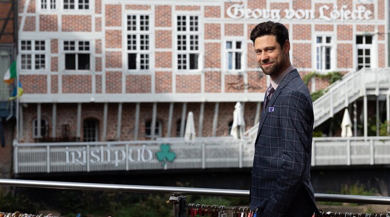 Jan Stapelfeldt als Julius Böttcher. Szene aus dem Vorspann zur 22. Staffel „Rote Rosen“. – Bild: ARD/​Stefanie Jockschat /​ ARD-Programmdirektion