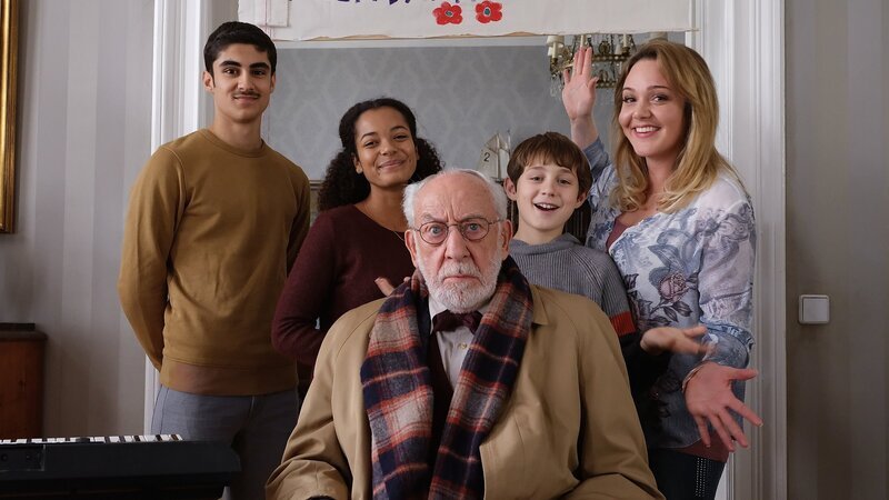 Die gute Laune von Trixie Kuntze (Alwara Höfels, r.) und ihren Kindern Murat (Julius Gabriel Göze, l.), Afia (Latisha Kohrs, 2.v.l.) und Sean (Lior Kudrjawizki, 2.v.r.) ist für Olaf Hintz (Dieter Hallervorden, M.) nicht wirklich ansteckend. – Bild: ZDF und Conny Klein