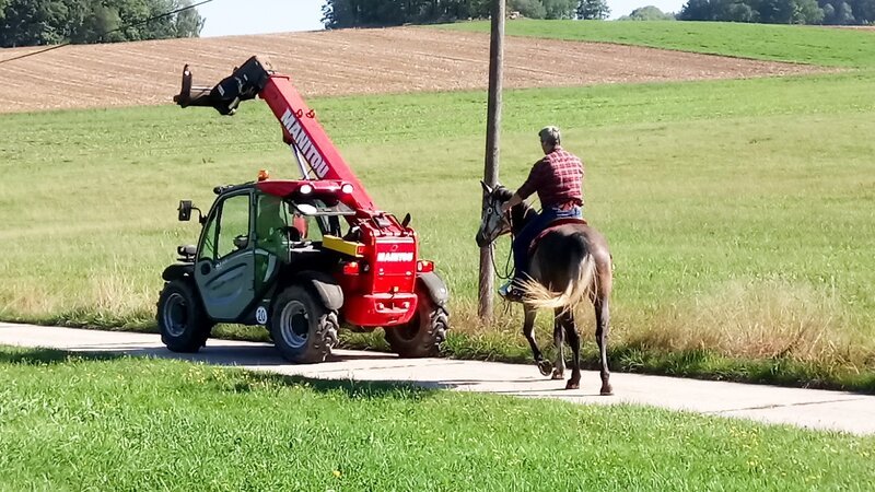 Bernd Hackl auf Osihma beim Antischreck-Training. – Bild: MG RTL D /​ Mina TV