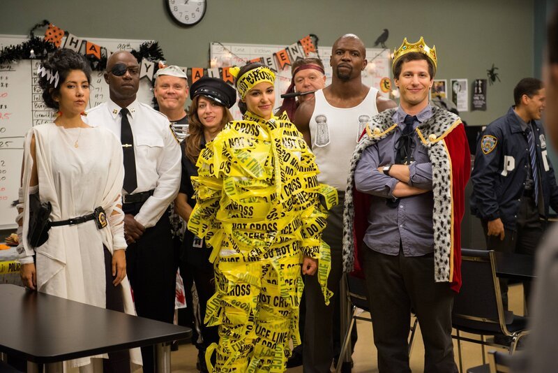 „Brooklyn Nine-Nine“, „Halloween ist Weihnachten für Arschgeigen.“ Amy hasst Halloween. An diesem Tag scheinen die Menschen auszuflippen und die Ermittler haben alle Hände voll zu tun, die öffentliche Ordnung wiederherzustellen. Indessen riskiert Jake gegenüber Captain Holt eine dicke Lippe. Großspurig behauptet er, bis spätestens um Mitternacht die Tapferkeitsmedaille unbemerkt aus dem Büro seines Chefs gestohlen zu haben. Andernfalls will Jake die nächsten Wochenenden unbezahlt durcharbeiten. Siegesgewiss lässt sich Holt auf die Wette ein.Im Bild (v.li.): Stephanie Beatriz (Rosa Diaz), André Braugher (Ray Holt), Dirk Blocker (Hitchcock), Chelsea Peretti (Gina Linetti), Melissa Fumero (Amy Santiago), Joel McKinnon (Scully), Terry Crews (Terry Jefford), Andy Samberg (Jake Peralta). – Bild: NBC
