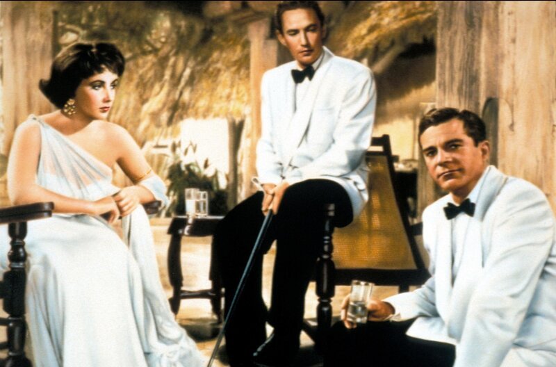 Nach ihrer überstürzten Hochzeit entdeckt Ruth (Elizabeth Taylor, li.) auf Sri Lanka neue Seiten an ihrem Mann John (Peter Finch, Mi.), die ihr absolut nicht gefallen, und fühlt sich zu dem Plantagen-Aufseher Dick (Dana Andrews, re.) hingezogen. – Bild: PLURIMEDIA (Paramount)