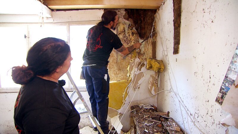 Das günstige Haus erweist sich für Isabella und Chris als Bruchbude. – Bild: RTLZWEI