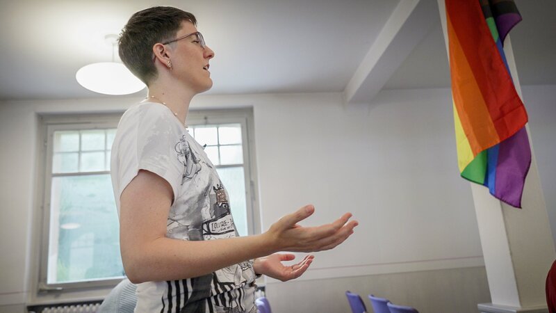 rec. Queer in der Freikirche – Bleiben oder gehen? Conny konnte ihren Glauben und ihre Sexualität mit sich vereinen. – Bild: SRF
