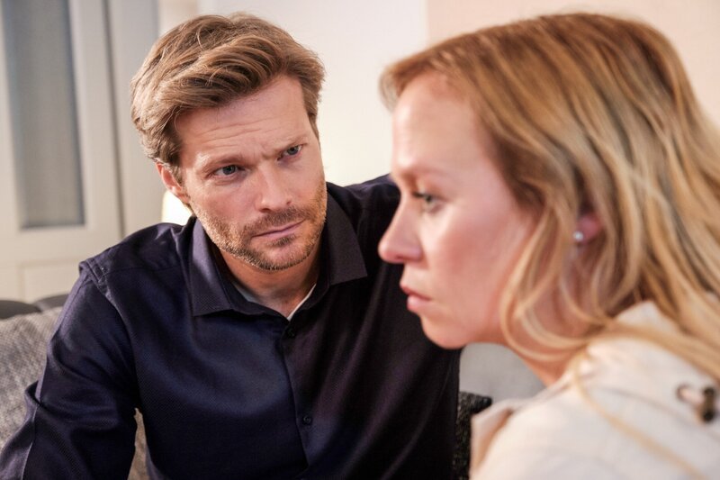 Kathi (Mandy Neidig) bringt es verzweifelt nicht über das Herz, Robert (Felix Maximilian) die volle Wahrheit zu beichten. – Bild: TVNOW /​ Stefan Behrens