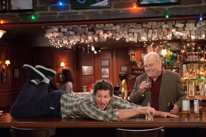 Jake Peralta (Andy Samberg, l.); Jimmy Brogan (Stacy Keach, r.) – Bild: 2013 NBC Studios LLC. All Rights Reserved. /​ Eddy Chen Lizenzbild frei