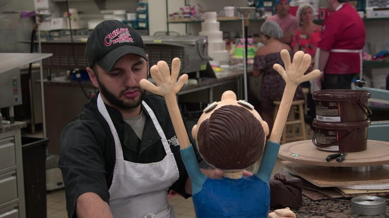 Ralph and sculpted beach coaster rider. – Bild: International Networks /​ Discovery Communications