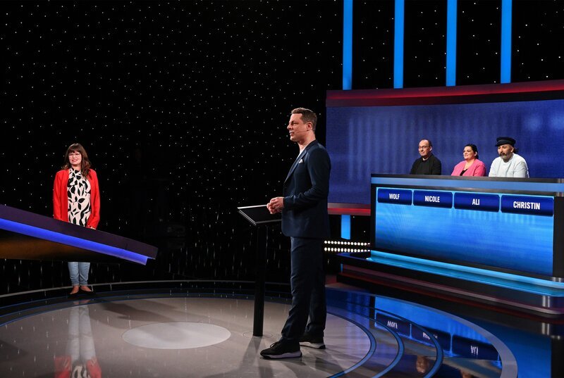 Moderator Alexander Bommes (2.v.l.) mit den Kandidat:innen: Wolf Porten (3.v.r.), Nicole Gannott (2.v.r.), Ali Alam (r.), Christin Weiß (l.). – Bild: ARD/​Uwe Ernst