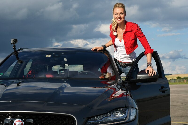 Stuntfrau Miriam Höller ist „NITRO Autoquartett“-Stammspielerin. – Bild: RTL NITRO /​ Christopher Ad