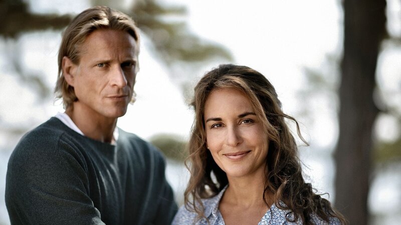 Jonas Malmsjö als Henrik und Alexandra Rapaport als Nora. – Bild: Filmlance International/​Fredrik Ottosson