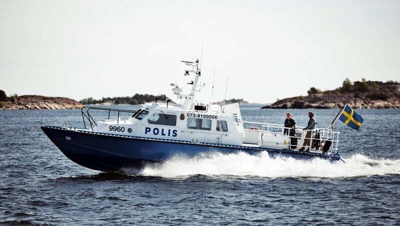 Thomas und Mia pendeln bei ihren Ermittlungen über die See der Schären zwischen der Stadt und Sandhamn. – Bild: Filmlance International/​Fredrik Ottosson