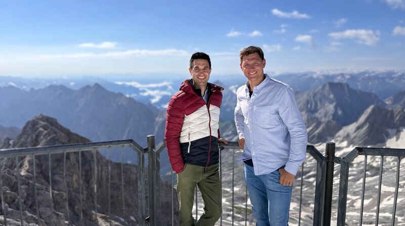 Dominik Glöbl (links) mit dem ehemaligen Speed-Skirennläufer Thomas Dreßen. – Bild: BR/​Constantin Entertainment