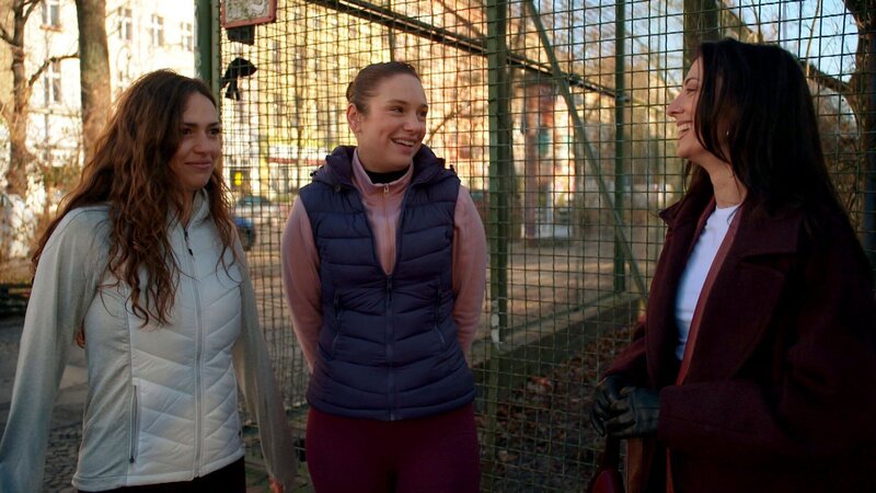 Beim Joggen trifft Milla zufällig auf Sara und ist tief getroffen, als sie ihren Babybauch sieht. Obwohl Olivia versucht, sie aufzufangen, kann Milla ihre Gefühle nicht verdrängen. Selbst ein gemeinsamer Sushi-Abend bringt keine Ablenkung. – Bild: RTLZWEI