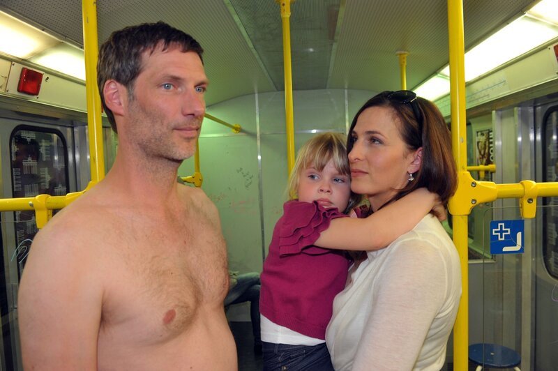 Alexander (Clemens Löhr) versucht in der U-Bahn vor Katrin (Ulrike Frank) trotz seines ungewöhnlichen Outfits die Fassung zu bewahren. – Bild: RTL