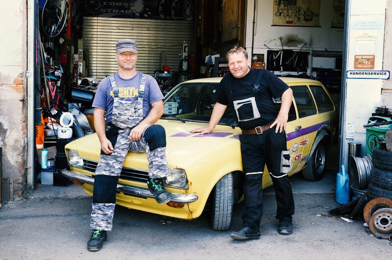 Axel Zörner (l.) und Michael Sroka lieben alte Autos. – Bild: TVNOW /​ Stefanie Schumache
