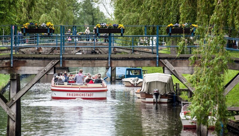 Grachtenfahrten in der Holländerstadt. Friedrichstadt wird auch das Amsterdam des Nordens genannt. – Bild: NDR/​Mario Jeschke