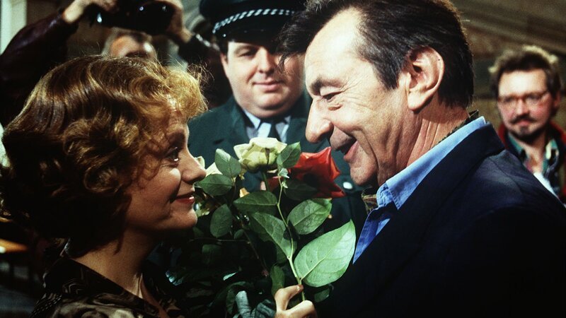 Frau Haase (Billie Zöckler) hat ihren Chef Berholdt Sanwaldt (Günter Mack) gerettet, nachdem dieser von zwei zwielichtigen Gestalten verfolgt wurde. Als Dankeschön hat Berthold eine Überraschung für sie vorbereitet. – Bild: ZDF und Hermann Roth