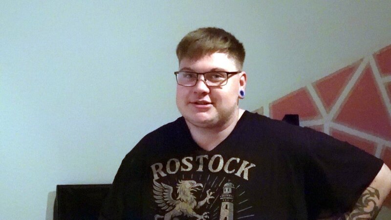 Der 26-jährige Damian kehrt nach einem zweiwöchigen Besuch bei seinem Partner Lukas in Marl in seine Heimatstadt Rostock zurück. – Bild: RTLZWEI