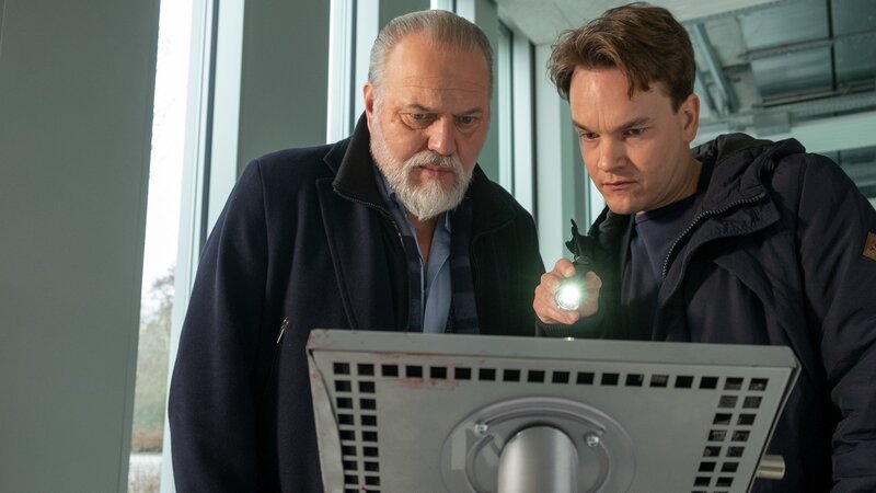 Anhand von Blutspuren am Schaltpult gehen Richard Voss (Jan-Gregor Kremp, l.) und Tom Kupfer (Ludwig Blochberger, r.) davon aus, dass das Opfer noch versucht hat, zu fliehen. – Bild: ZDF