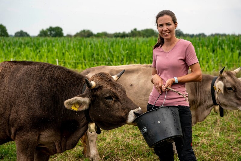 Katharina Förg zusammen mit ihrer Kuh. – Bild: Moritz Sonntag /​ BR, megaherz gmbh