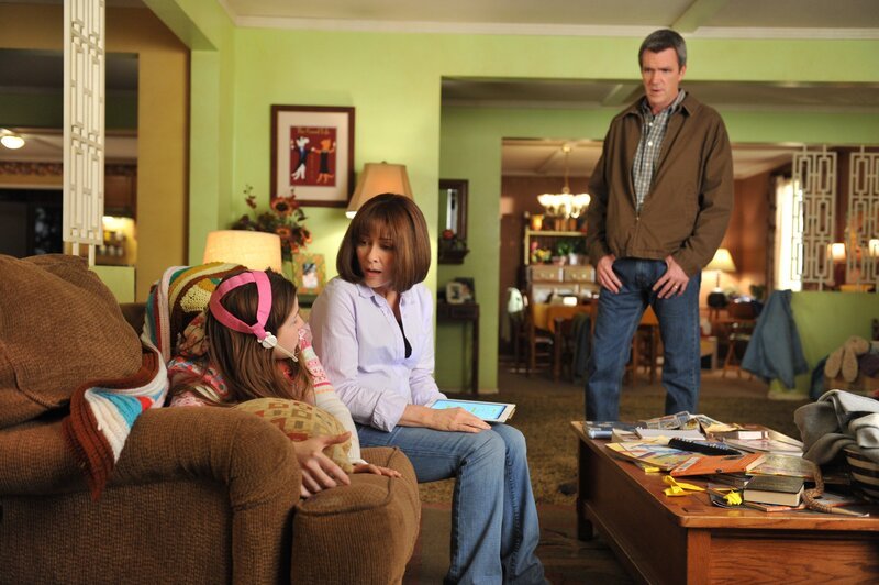 Frankie und Mike sind entsetzt, als Sue mit einer ungewöhnlichen neuen Spange nach Hause kommt. – Bild: Warner Brothers