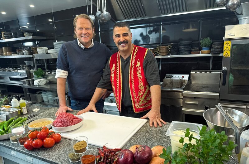 Viele Länderküchen zelebrieren ihre ganz eigene Version des Fleischbällchens. Björn Freitag (l) mit Serhat Cokgezen. Sie bereiten gemeinsam türkische Köfte zu. – Bild: WDR/​solis TV/​Joshua Stolz