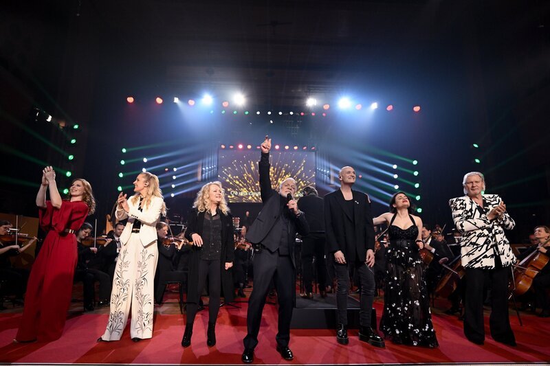Teresa Vogl, Lilian Klebow, Nicole, Nino de Angelo, Drew Sarich, Juliette Khalil, Johnny Logan. – Bild: ORF/Hans Leitner Teresa Vogl, Lilian Klebow, Nicole, Nino de Angelo, Drew Sarich, Juliette Khalil, Johnny Logan. – Bild: ORF/Hans Leitner